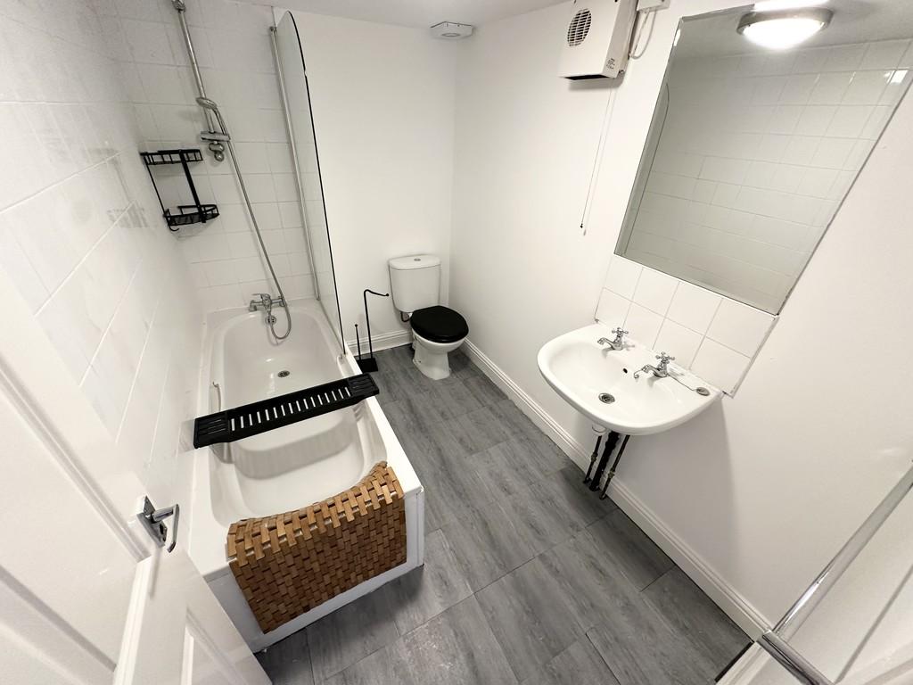 Apartment in Leeds, Morley - More