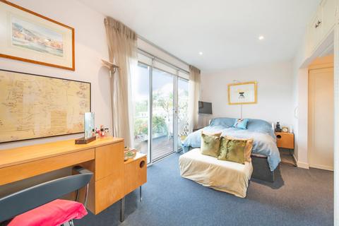 1 bedroom flat for sale, Regatta Point, 38 Kew Bridge Road, Brentford, Middlesex