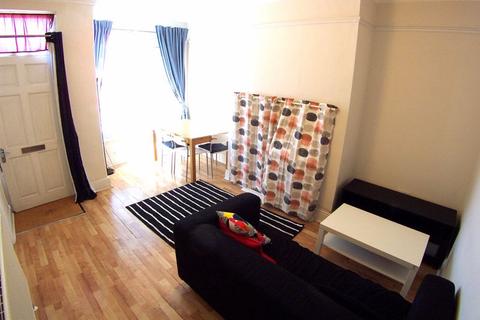 2 bedroom terraced house to rent, Lumley Road, Leeds