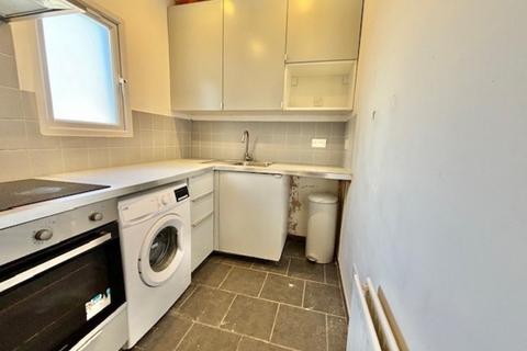 2 bedroom terraced house to rent, Spigurnell Road, London N17