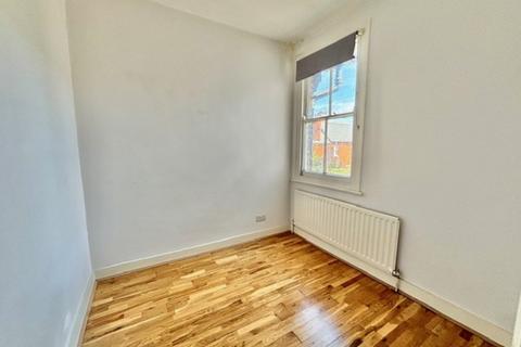 2 bedroom terraced house to rent, Spigurnell Road, London N17