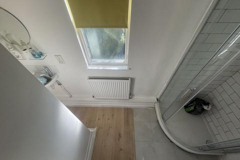 1 bedroom property to rent, 45 The Coppice, West Drayton, UB7