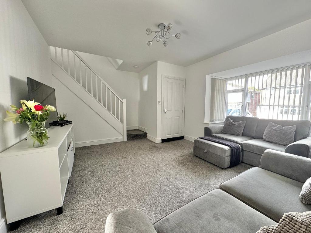 Rayford Drive, West Bromwich, B71 3QW 3 bed semidetached house for