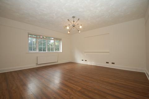 3 bedroom flat to rent, Churchfield Road, Chalfont St. Peter, Gerrards Cross, Buckinghamshire, SL9