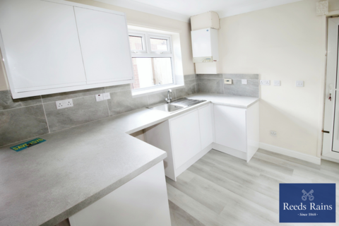 3 bedroom semi-detached house to rent, Fairfield Grove, Leeds LS26