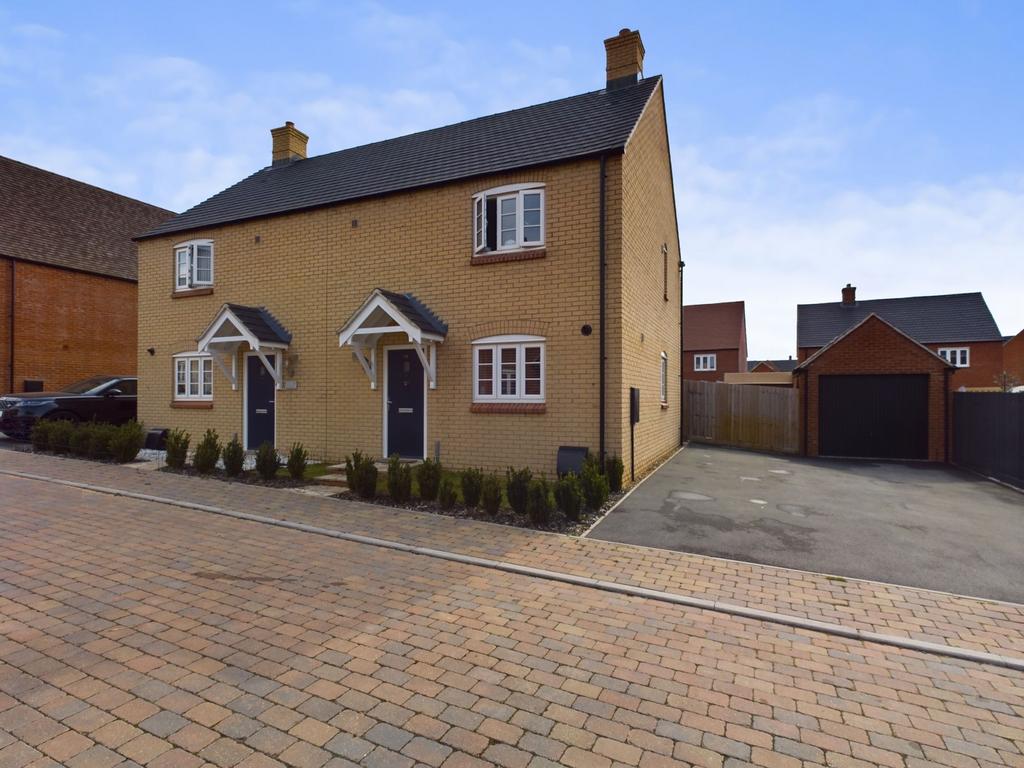 Hereford Close, Towcester, NN12 3 bed semidetached house for sale £