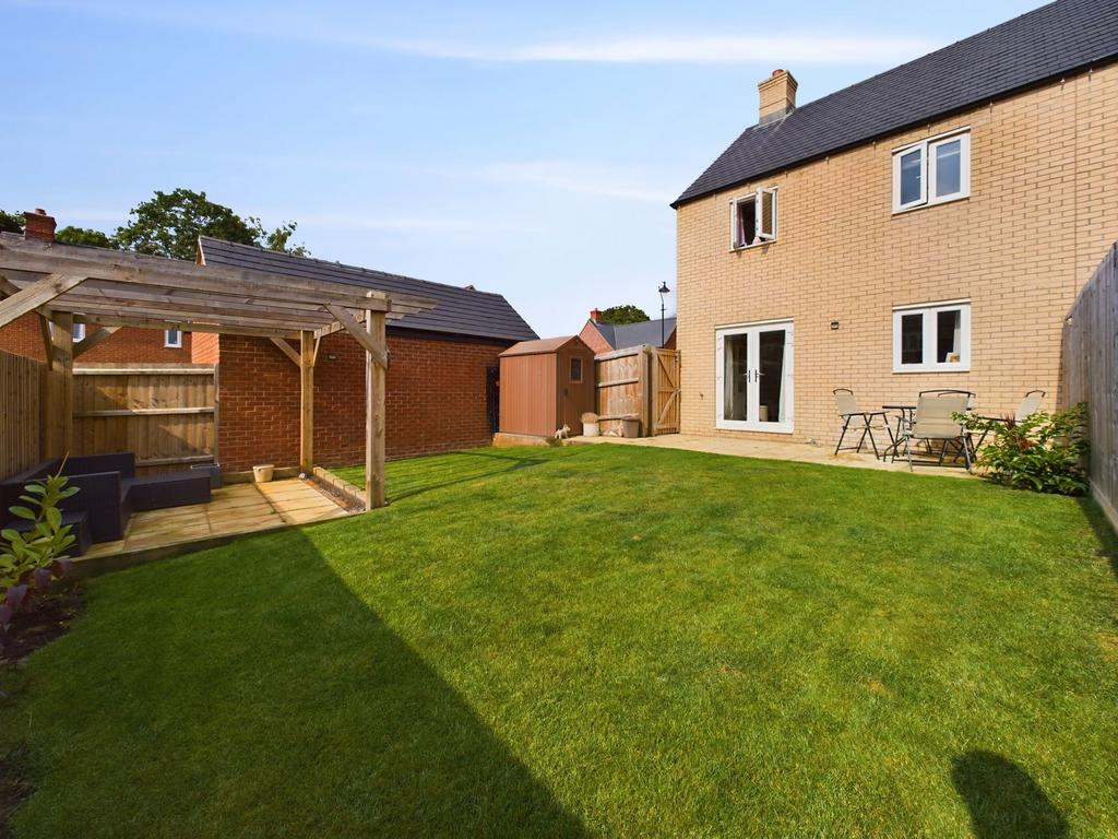 Hereford Close, Towcester, NN12 3 bed semidetached house for sale £