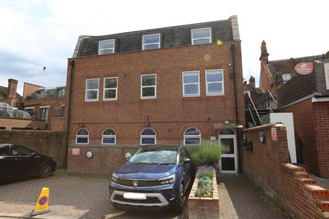 Studio to rent, Walters Yard, Bromley