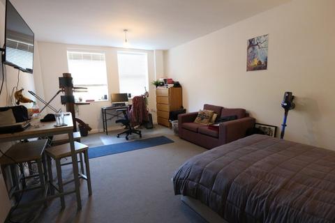 Studio to rent, Walters Yard, Bromley