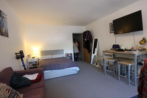 Studio to rent, Walters Yard, Bromley