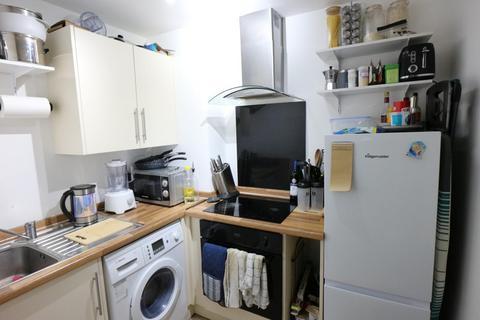 Studio to rent, Walters Yard, Bromley