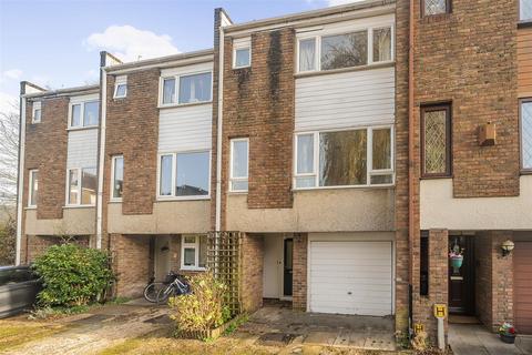 25 Beard Road, Kingston Upon Thames, KT2 5PG