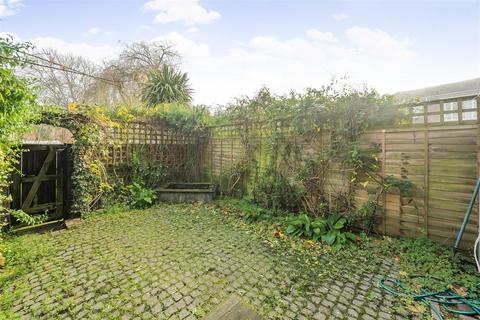 25 Beard Road, Kingston Upon Thames, KT2 5PG