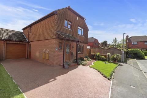 4 bedroom detached house for sale, Holly Close, Hailsham