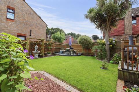 4 bedroom detached house for sale, Holly Close, Hailsham