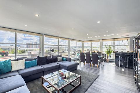 3 bedroom penthouse for sale, Barrier Point Road, London E16