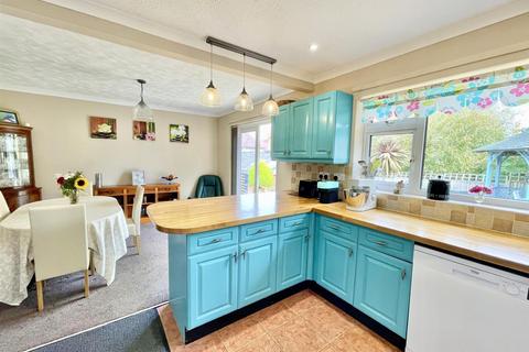 8 Brooks Close, Newhaven, BN9 9EB