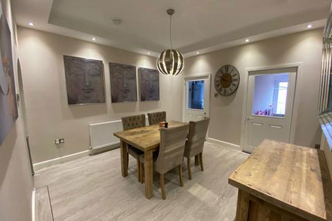 27 Eaves Lane, Chadderton, Oldham, OL9 8RG