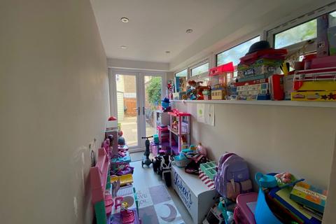 27 Eaves Lane, Chadderton, Oldham, OL9 8RG