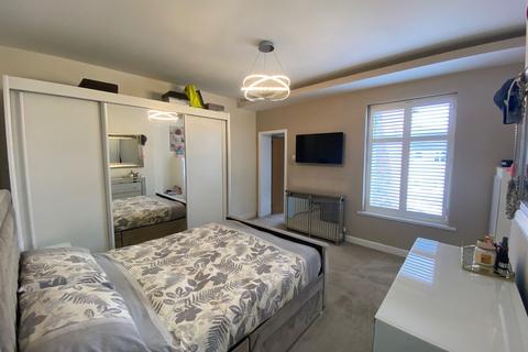 27 Eaves Lane, Chadderton, Oldham, OL9 8RG