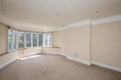 2 bedroom flat to rent, Manor Fields, London