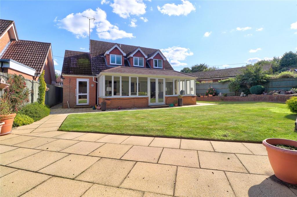 Godalming, Surrey, GU7 3 bed detached house for sale £850,000
