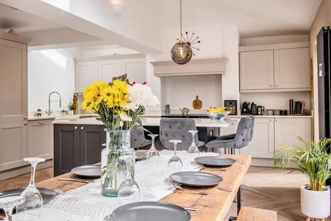 10 Broadgate Crescent, Horsforth, Leeds, LS18 4HG