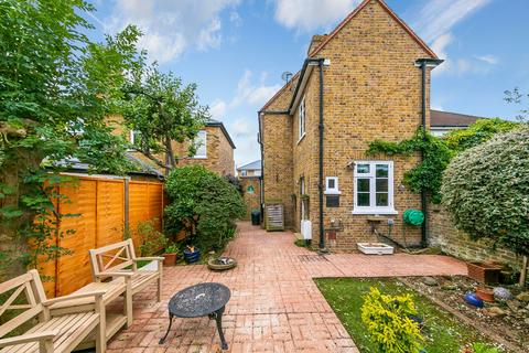 38 New Road, Richmond, TW10 7HY