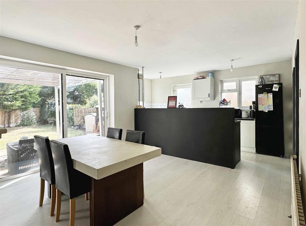 Dining Area b.jpg