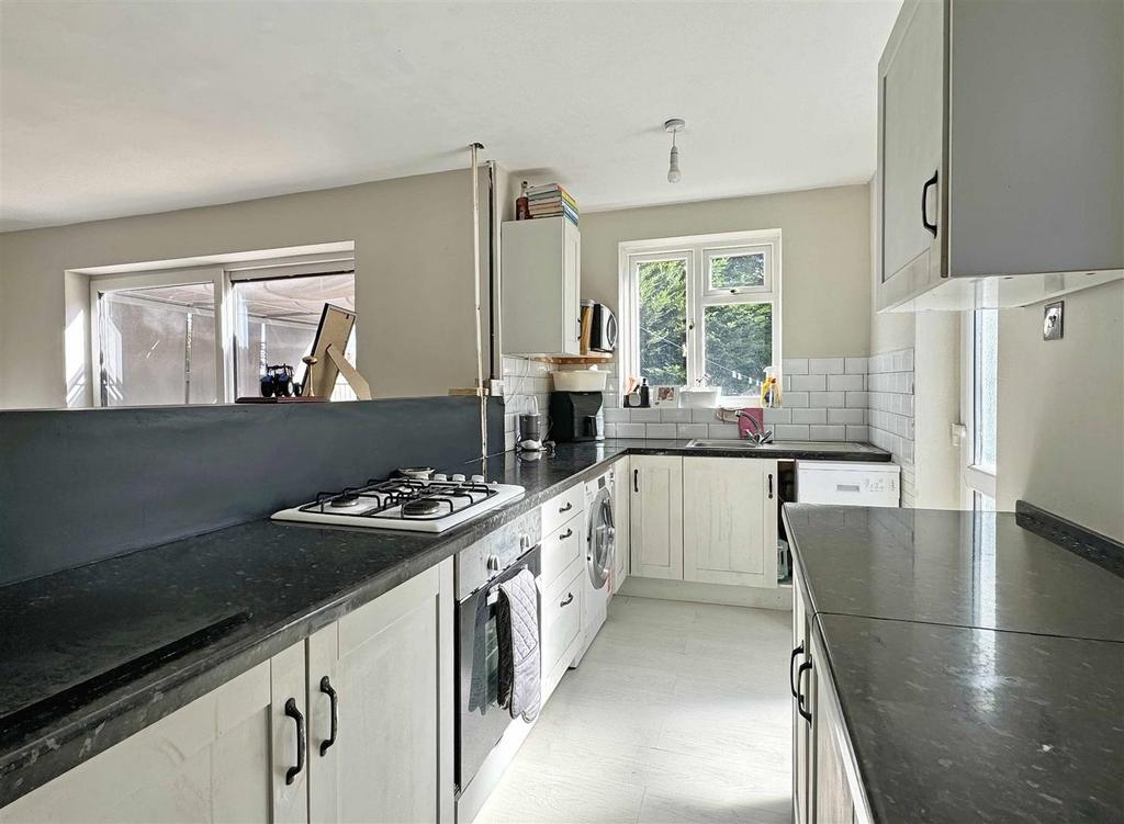 Kitchen b.jpg