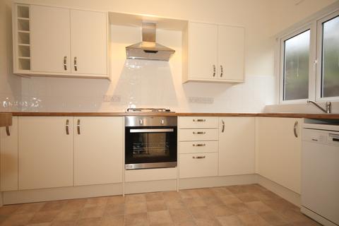 2 bedroom flat to rent, Woking GU22