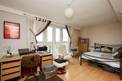 4 bedroom property for sale, Strathan Close, London