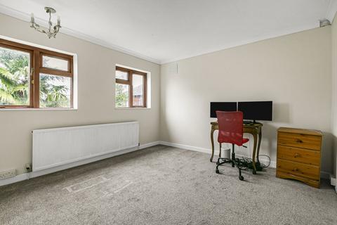 83 Green Leas, Sunbury-on-thames, TW16 7PQ