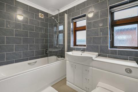 83 Green Leas, Sunbury-on-thames, TW16 7PQ