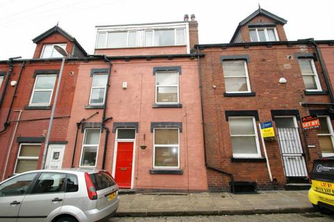 3 bedroom terraced house to rent, Glebe Avenue, Kirkstall, Leeds