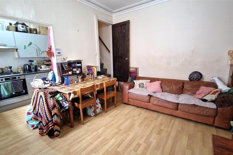 3 bedroom terraced house to rent, Glebe Avenue, Kirkstall, Leeds