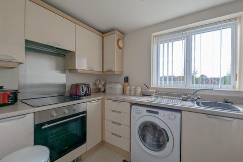 2 bedroom flat for sale, Lingard avenue, Leigh