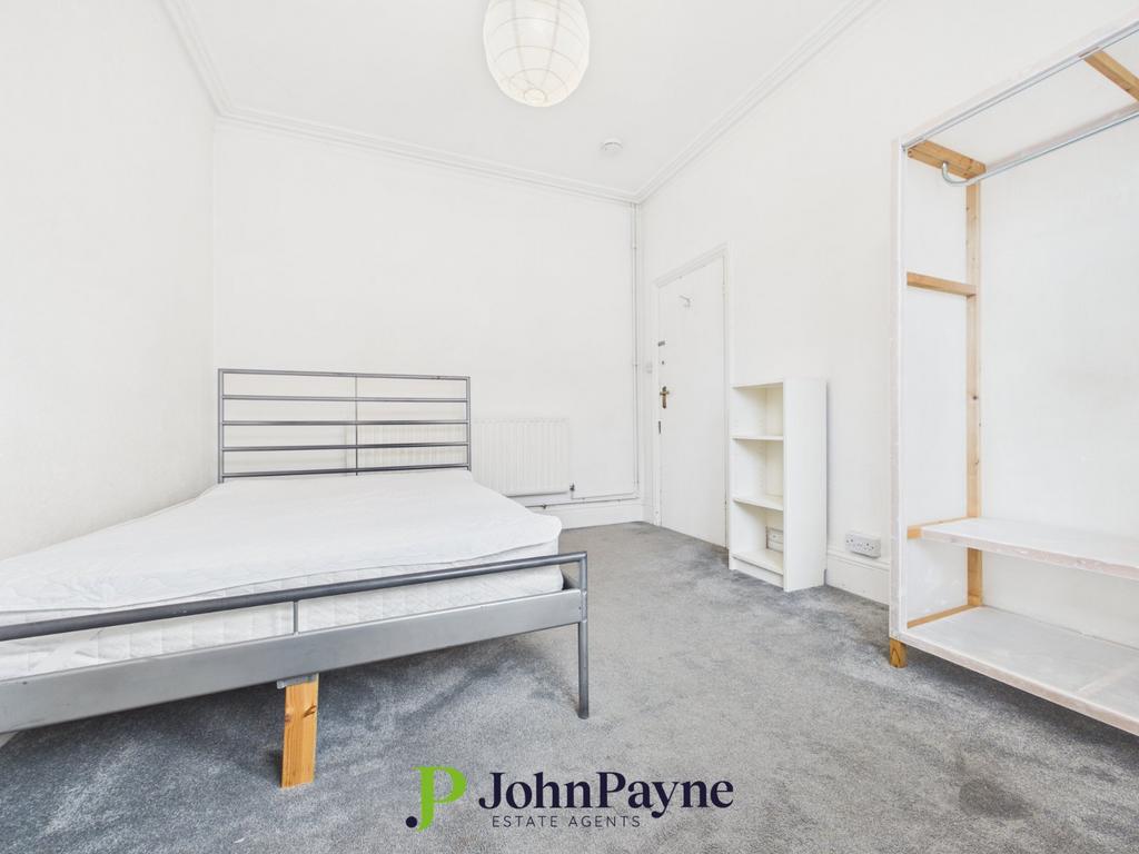 Front Reception/Bed