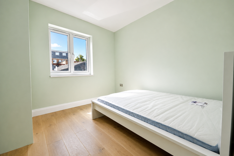 1 bedroom in a house share to rent, Gayford Road, London