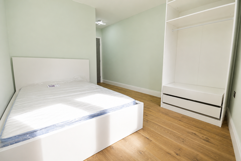 1 bedroom in a house share to rent, Gayford Road, London