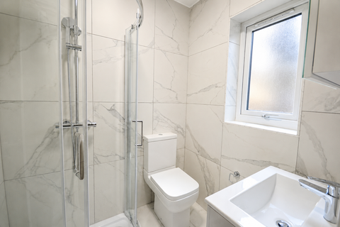 1 bedroom in a house share to rent, Gayford Road, London