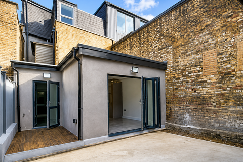 1 bedroom in a house share to rent, Gayford Road, London