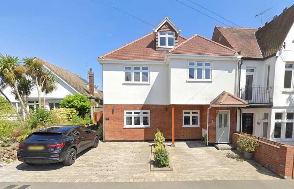 Leigh on Sea SS9 2 bed apartment to rent £1,750 pcm (£404 pw)