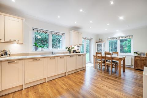 4 Broadlands Drive, Warlingham, CR6 9HX