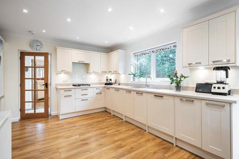 4 Broadlands Drive, Warlingham, CR6 9HX