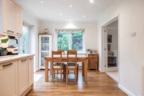 4 Broadlands Drive, Warlingham, CR6 9HX