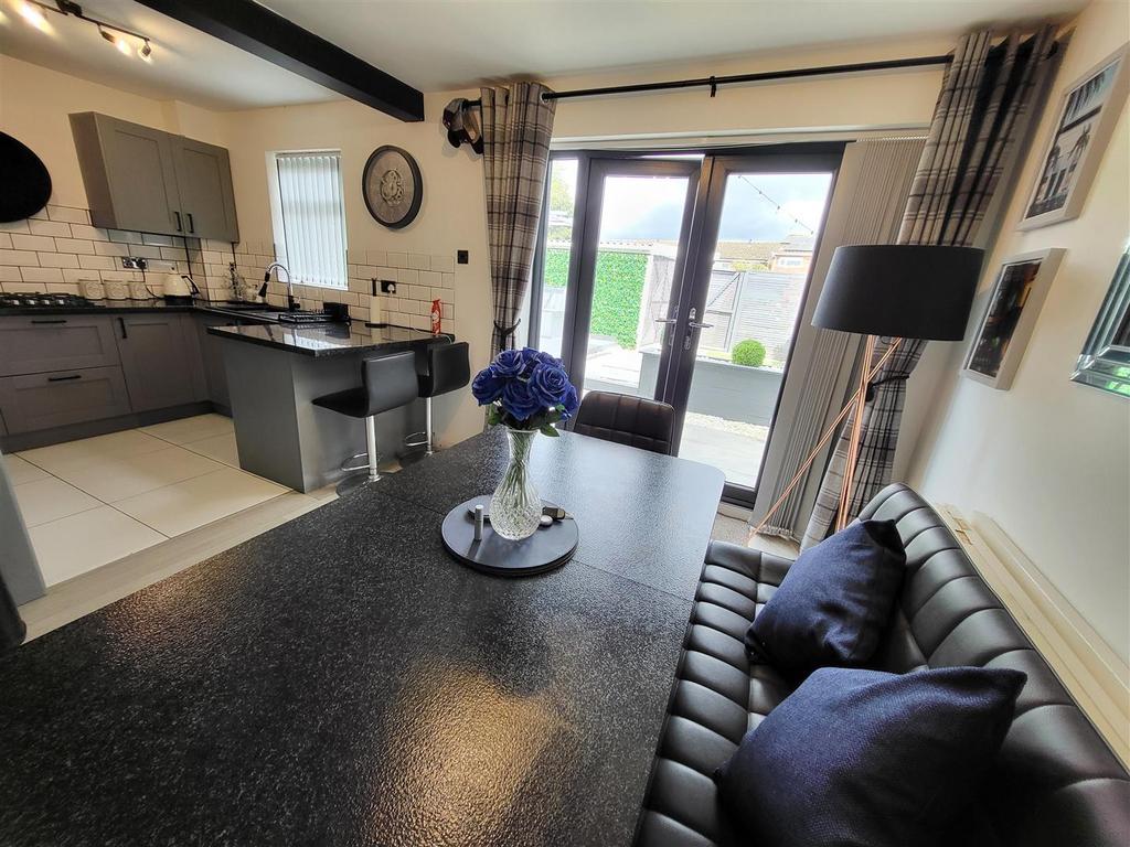 Bredon, Bristol BS37 3 bed semidetached house to rent £1,800 pcm (£