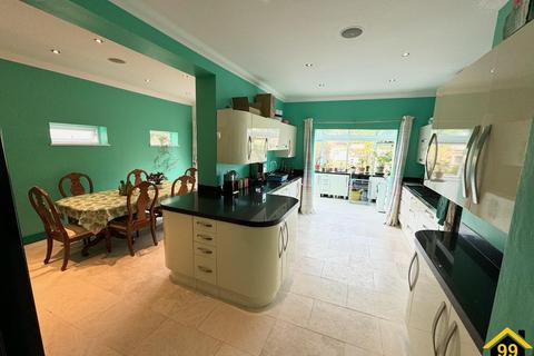 692 Beverley Road, Hull, HU6 7JH