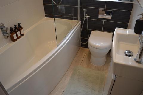 3 bedroom house to rent, Bury New Road, Salford M7