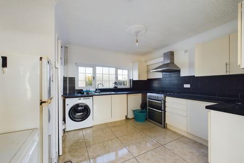 4 bedroom maisonette to rent, North Parade, Chessington, Surrey